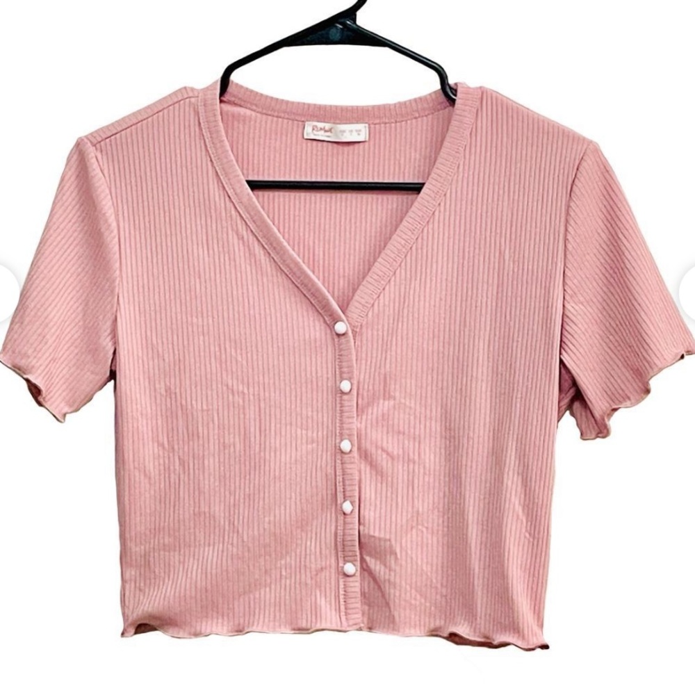 NWT ROMWE pink short sleeve v neck cropped shirt with white faux buttons. Sz S
